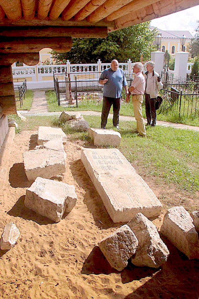Древние надгробные плиты в с.Воскресенском